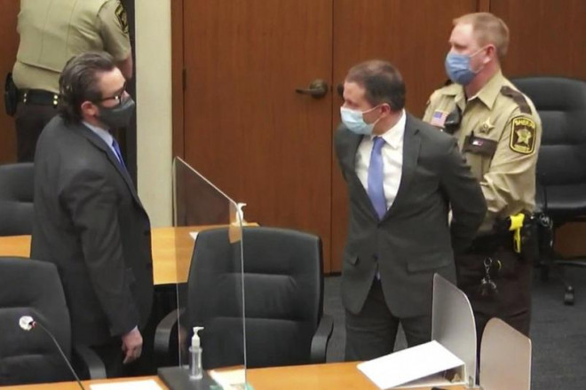 &nbsp;Sĩ quan cảnh sát Derek Chauvin (giữa) bị áp giải khỏi phòng xử sau khi bồi thẩm đoàn tuyên án ngày 20-4. Ảnh: AP
