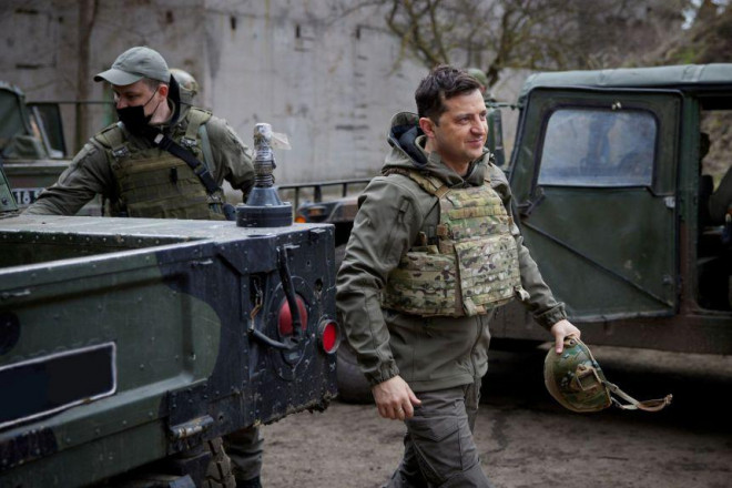 Tổng thống Ukraine Volodymyr Zelenskiy thăm khu vực gần chiến tuyến với phe ly khai do Nga hậu thuẫn ở vùng Donbass - Ukraine hôm 8-4. Ảnh: Reuters