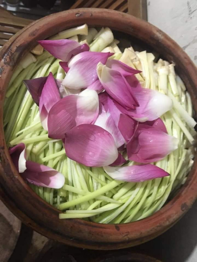 Bồn bồn muối chua của chị Phạm Hửng. Khác với thông thường, chị muối cùng cánh sen