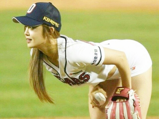 Thời trang - Mặc kiểu quần này lên sân bóng chày, loạt gái xinh "nổi tiếng" bất đắc dĩ