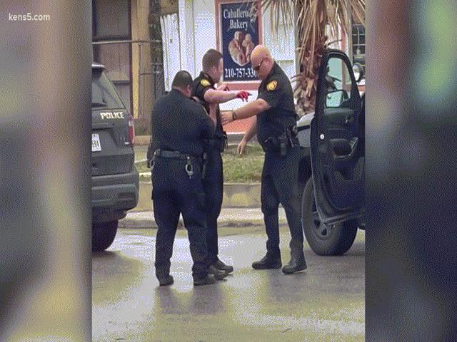 Thế giới - Lộ diện cảnh sát Mỹ bị bắn vào tay vẫn rút súng "lấy mạng" 2 nghi phạm