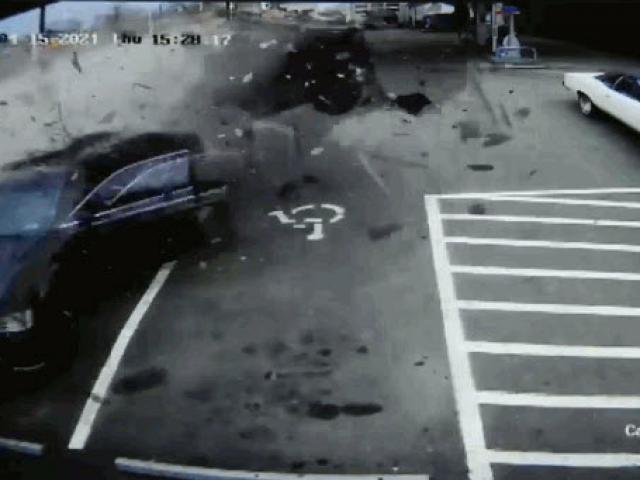 Media - Chạy tốc độ 160km/h, ô tô lao vào trạm xăng như phim hành động