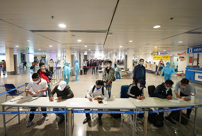 Người dân khai báo y tế, lấy mẫu xét nghiệm tại sân bay trong đợt dịch bùng phát đầu năm.