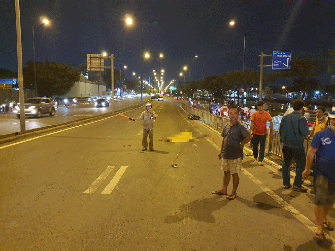Nam thanh niên chạy xe máy trên đường Võ Văn Kiệt thì gặp tai nạn, tử vong tại chỗ. Ảnh HT