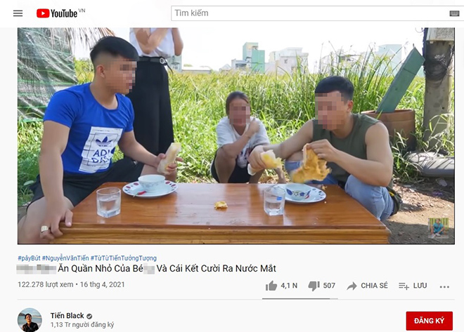 Trước đó, kênh YouTube Tiến Black cũng bị cộng đồng mạng phản ứng gay gắt vì lừa một thanh niên trong nhóm ăn trứng chiên kèm quần nhỏ của phụ nữ (ảnh chụp màn hình)