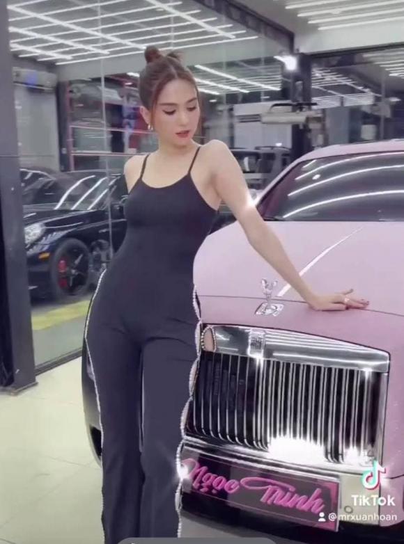 Ngọc Trinh lập tức "đáp trả" bằng clip khoe siêu xe Rolls Royce 30 tỷ
