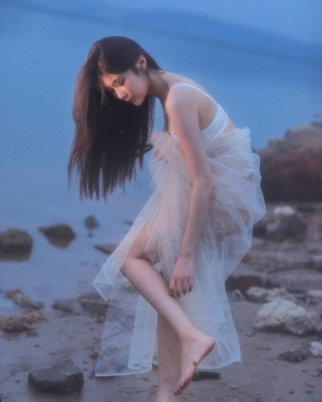Người mẫu Trung Quốc được ví là tiên nữ với shoot hình nội y gợi cảm bên biển đêm.