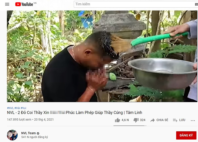 Kênh YouTube NVL Team bị lên án vì video dùng chổi quét nhà đập vào đầu và mặt người khác (ảnh chụp màn hình)