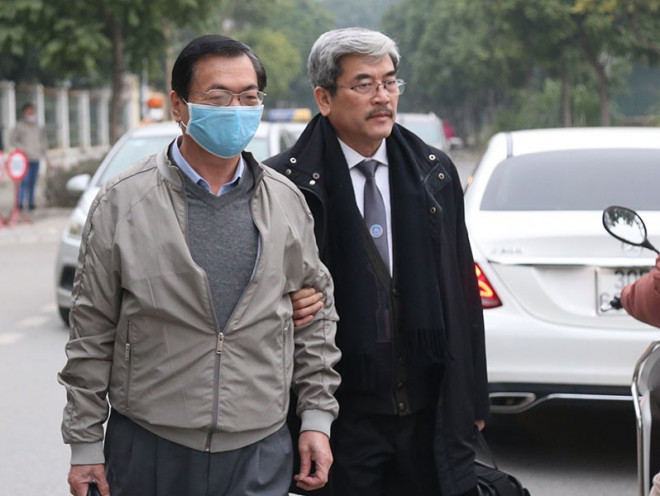 Cựu bộ trưởng Vũ Huy Hoàng cùng luật sư đến TAND TP Hà Nội trong phiên xử bị hoãn trước đó. Ảnh: TP
