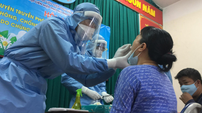 Nhân viên y tế lấy mẫu xét nghiệm SARS-CoV-2 tại cộng đồng