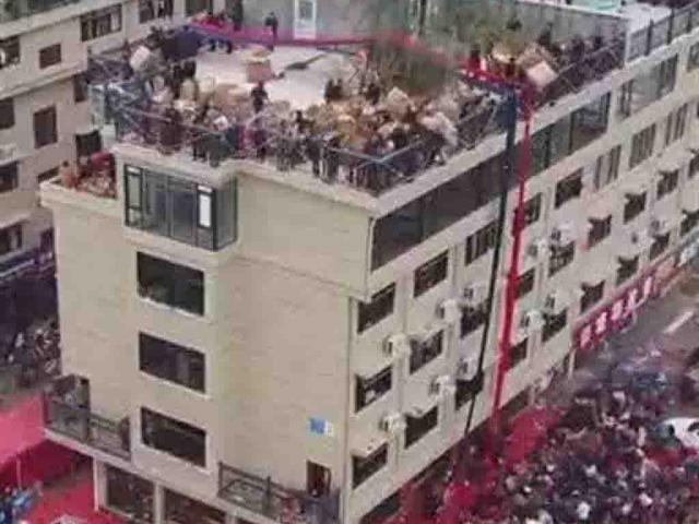 Bạn trẻ - Cuộc sống - Chủ nhà chơi trội ném hơn 10 hộp quà xuống đất khiến người đi đường một phen náo loạn