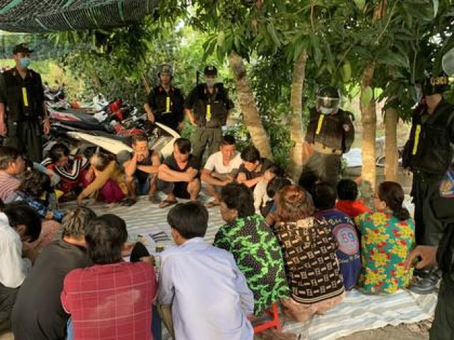 Pháp luật - Clip: Bắt quả tang nhiều “quý bà” thích… ngồi mát ăn bát vàng