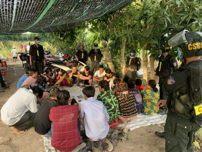 Clip: Bắt quả tang nhiều “quý bà” thích… ngồi mát ăn bát vàng - 2