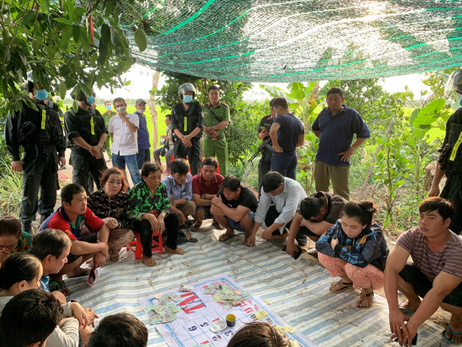 Các đối tượng bị bắt khai đang say sưa trên chiếu bạc