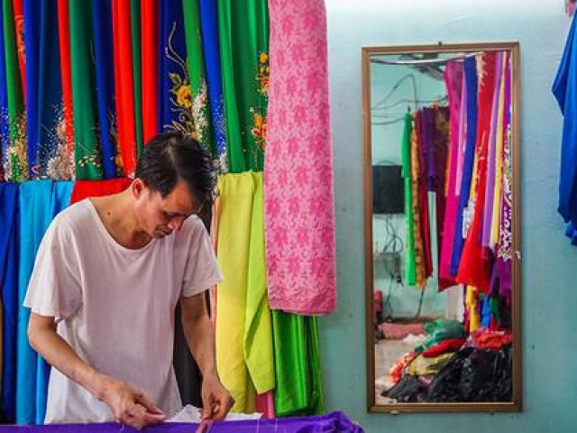 Thị trường - Tiêu dùng - Thăm ngôi làng toàn đàn ông may áo dài