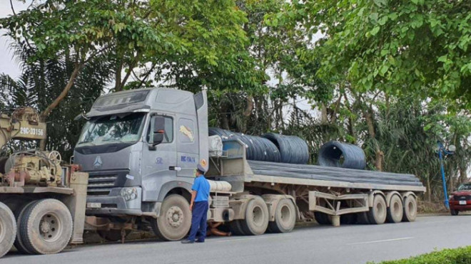 Lái xe giật phanh, chốt cửa ô tô đầu kéo “thách” TTGT gọi xe đến cẩu