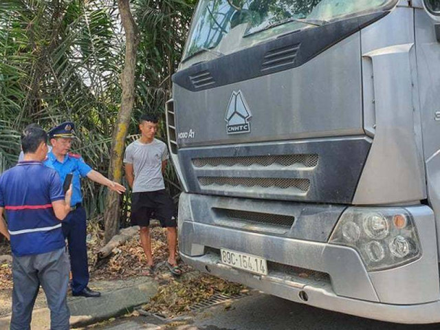 Tin tức trong ngày - Tài xế ô tô đầu kéo chốt cửa “thách” TTGT gọi xe cẩu vì... chủ chỉ đạo