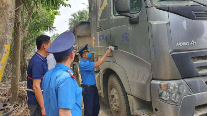 Sau hơn 3 tiếng lái xe vẫn không chấp hành, lực lượng TTGT tiến hành dán niêm phong và gọi cẩu đến đưa phương tiện về nơi tạm giữ.