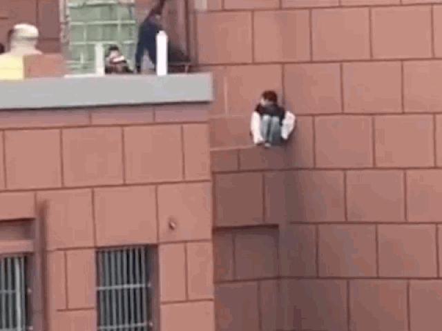 Media - Clip: Người đàn ông phản xạ cực nhanh, cứu mạng cô gái nhảy lầu tự tử