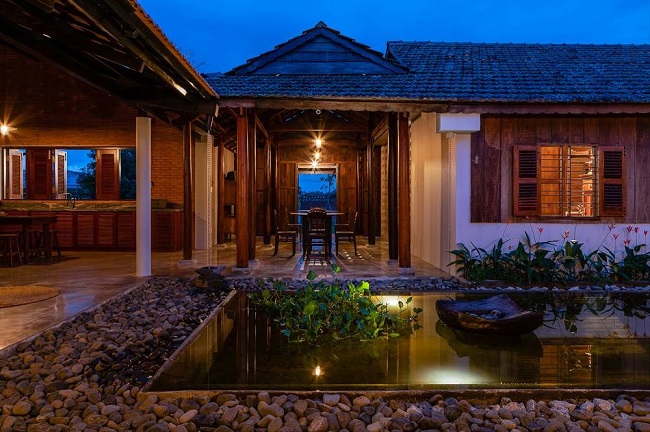 Ngôi nhà có tên là An House nằm ở khu vực giáp ranh giữa Củ Chi và Tây Ninh. Đây là vùng nông thôn đang phát triển, có nhiều thay đổi về hình thức canh tác và xuất hiện hàng loạt khu nông nghiệp công nghệ cao. (Ảnh: Quang Tran)
