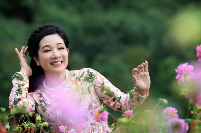 Trên sân khấu, Thanh Thanh Hiền là một nữ nghệ sĩ đa tài, có thể vừa hát cải lương, vừa diễn hài.
