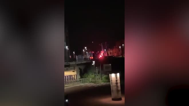 Schalke xuống hạng, cầu thủ bị hooligan đuổi đánh chạy "bán sống bán chết"