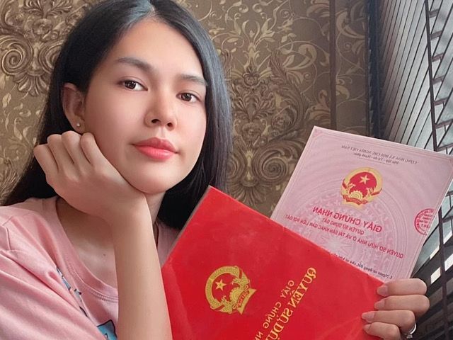 Sao Việt - Ngọc Trinh khoe “sương sương” sổ hồng sổ đỏ, bạn trai cầu thủ nói câu bất ngờ