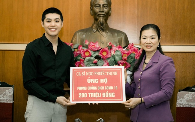 Anh cũng từng bỏ tiền túi ủng hộ&nbsp;hơn 200 triệu đồng cho quỹ phòng chống dịch Covid-19. Anh hỗ trợ thêm 100 triệu đồng giúp người dân miền Tây chống hạn mặn.
