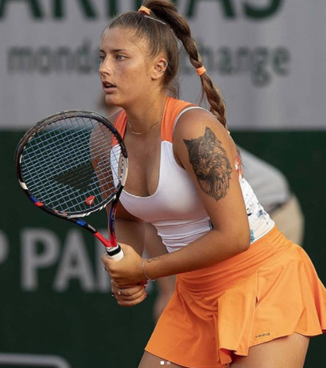 Andreea Prisacariu có hình xăm chú cáo ở bả vai trái.
