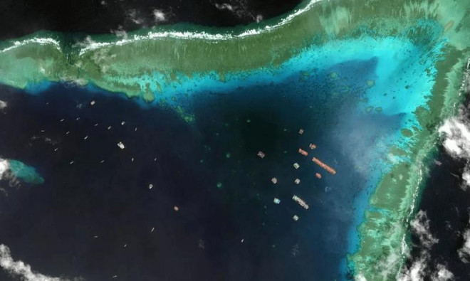 Các tàu Trung Quốc neo đậu trái phép tại đá Ba Đầu thuộc quần đảo Trường Sa của Việt Nam. Ảnh: MAXAR 