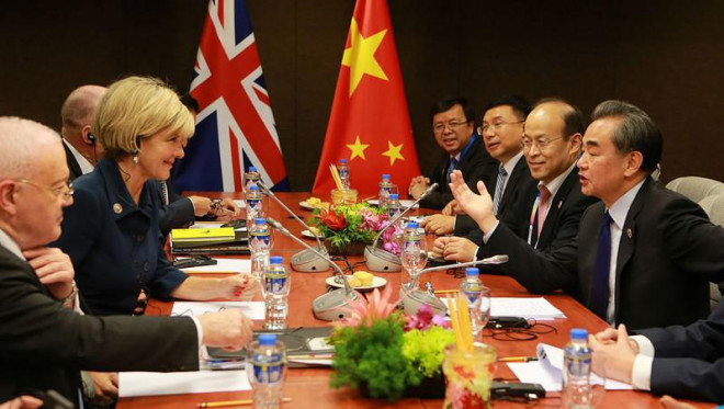 Phái đoàn ngoại giao Úc (trái) và Trung Quốc (phải) trong một phiên đối thoại song phương ở thủ đô Canberra hồi tháng 6-2018. Ảnh: AP