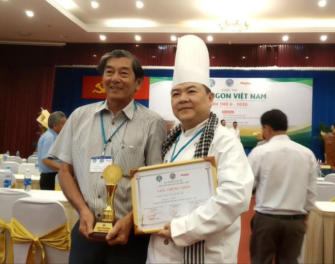 Ông Hồ Quang Cua (bên trái) nhận giải nhất gạo ngon Việt Nam năm 2020 cho giống gạo ST25. Hiện, ông&nbsp;Hồ Quang Cua cũng đã nộp hồ sơ đăng ký bảo hộ thương hiệu gạo ST25.