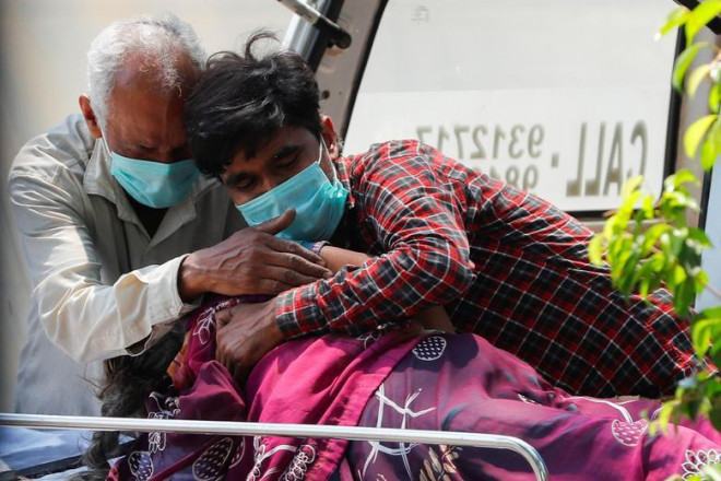 Một phụ nữ mắc COVID-19 qua đời bên ngoài bệnh viện Lok Nayak Jai Prakash Narayan ở New Delhi ngày 22/4. Ảnh: Reuters