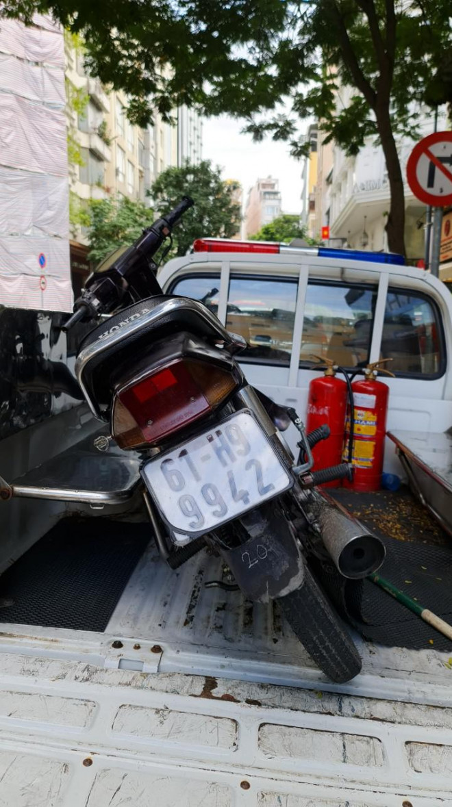 Phương tiện của 2 đối tượng được đưa về trụ sở cơ quan chức năng.