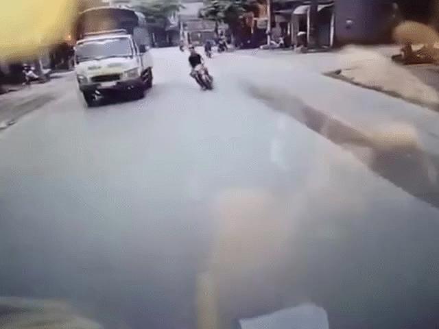 Tin tức trong ngày - Clip: Lao thẳng xe máy vào xe tải, 2 thanh niên “đầu trần” nhập viện