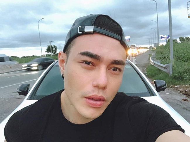Nhà Lê Dương Bảo Lâm đổi đời khi trúng đất được 10 tỷ. Anh được bố mẹ mua cho xe mới để di duyển.&nbsp;
