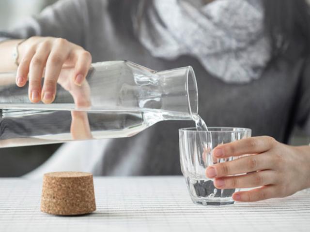 Sức khỏe đời sống - 1 cốc nước có thể gây nhồi máu cơ tim: 4 cách uống nước khiến trái tim “sợ hãi” nhất