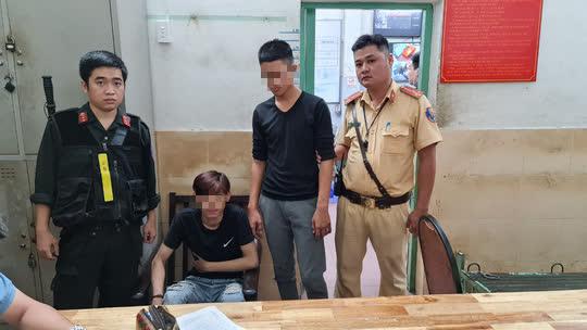 Thượng uý Nguyễn Ngọc Mít và chiến sĩ Cảnh sát cơ động Nguyễn Thành Trung bắt giữ thành công 2 đối tượng cướp giật trên đường.