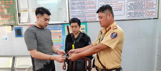 Lực lượng chức năng đưa điện thoại cho nạn nhân V. để kiểm tra.