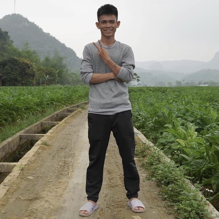 “Chàng trai chăn bò Bình Định&#34; vượt mặt Sơn Tùng khoe bạn gái, tiết lộ thân thế bất ngờ - 1