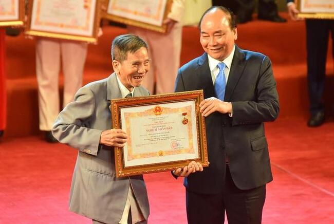 Nghệ sĩ Trần Hạnh nhận danh hiệu NSND từ Thủ tướng Nguyễn Xuân Phúc trao tặng. Tháng 3 năm nay, ông qua đời tại nhà riêng khiến công chúng thương tiếc. 

