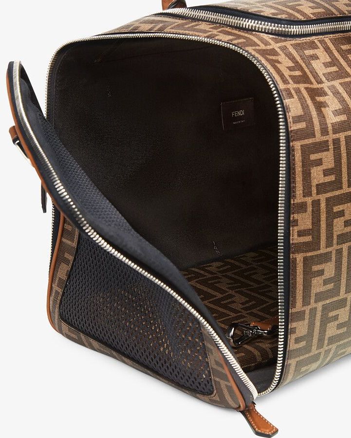 Điều gì xảy ra khi thú cưng mặc đồ hiệu đắt như của con người? - 7