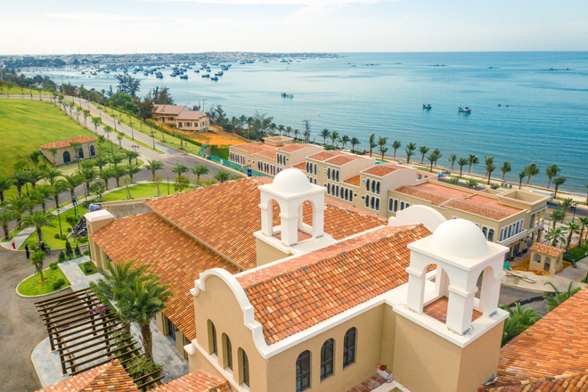 Kiến trúc của NovaHills Resort & Villas là điểm nhấn mang tính đột phá, bởi tạo nên cảnh quan mỹ lệ cho Vịnh Mũi Né