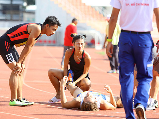 Thể thao - Hot boy điền kinh Trần Nhật Hoàng ngã ở vạch đích, được bạn gái chăm sóc