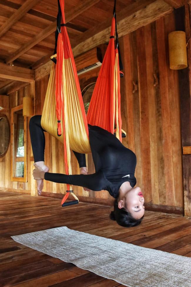 Trong những chuyến du lich nghỉ dưỡng, Kỳ Duyên còn tranh thủ tập yoga bay.
