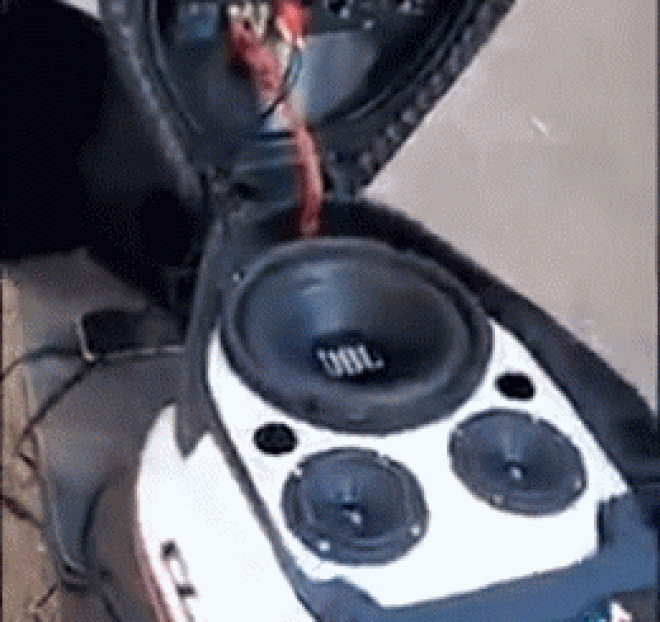 Video: Honda Click độ loa chơi nhạc sàn cỡ lớn trong cốp tạo phấn khích - 1