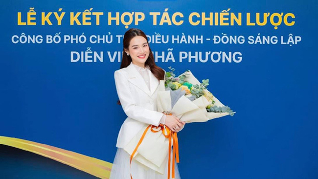 Vừa qua, Nhã Phương nhận chức Phó chủ tịch kiêm đồng sáng lập một công ty. Bên cạnh danh xưng diễn viên, cô cũng mong muốn được mọi người nhìn nhận như một doanh nhân.


