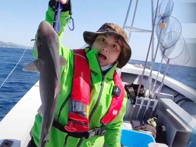 Giải trí - Bà nội trợ Việt kiếm nửa tỷ/tháng nhận “gạch đá” vì câu cá mập và loạt hành động gây tranh cãi