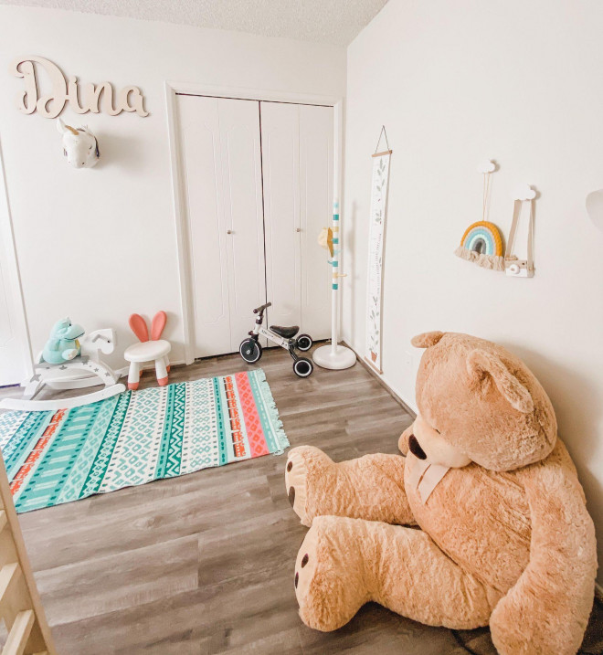 Căn phòng được bày trí nhiều đồ vật xinh xắn và tạo khoảng trống làm không gian vui chơi cho bé.