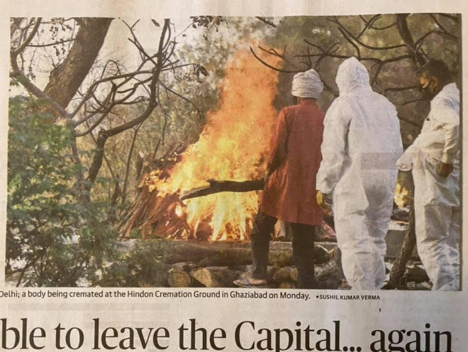 Lò thiêu xác quá tải, có trường hợp người dân đành mang xác ra vườn lấy cành khô trên cây mà đốt - Ảnh chụp báo chí Ấn Độ do Đại sứ Phạm Sanh Châu cung cấp